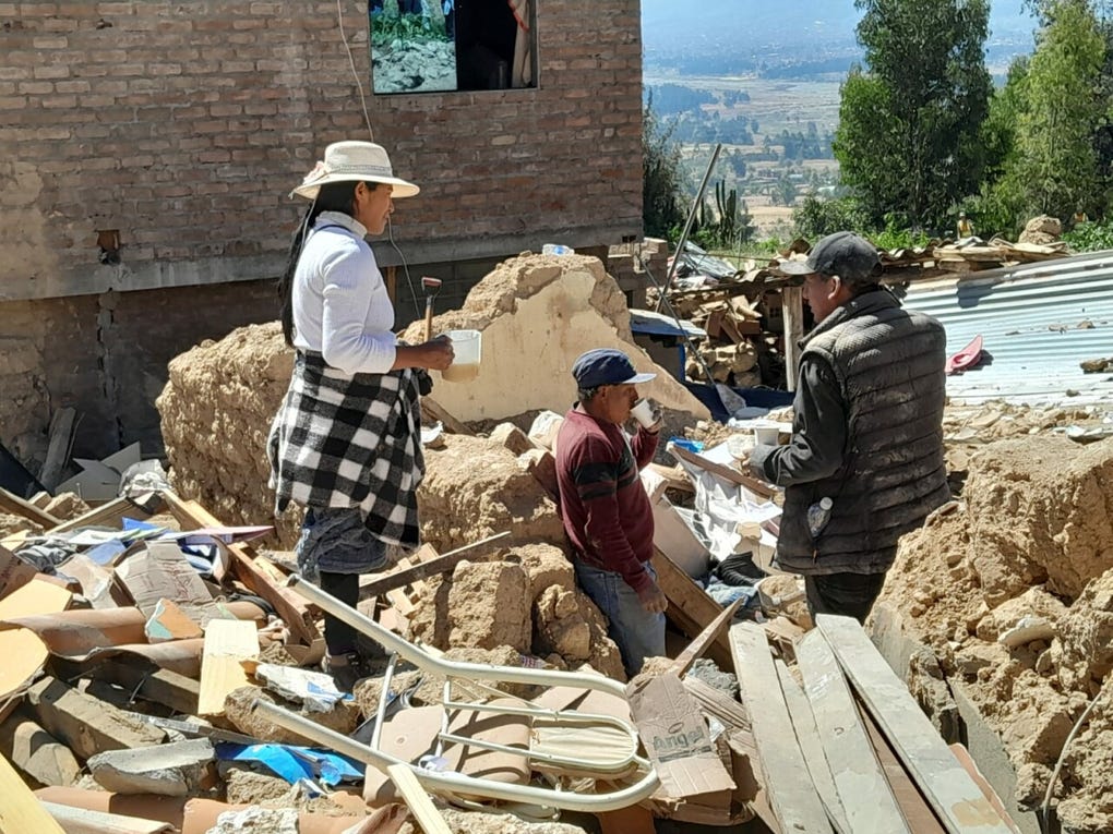 Búsqueda de desaparecidos entre escombros.