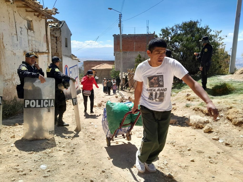Pobladores retiran lo poco que pudieron recuperar de sus casas tras el sismo en Pumpunya.