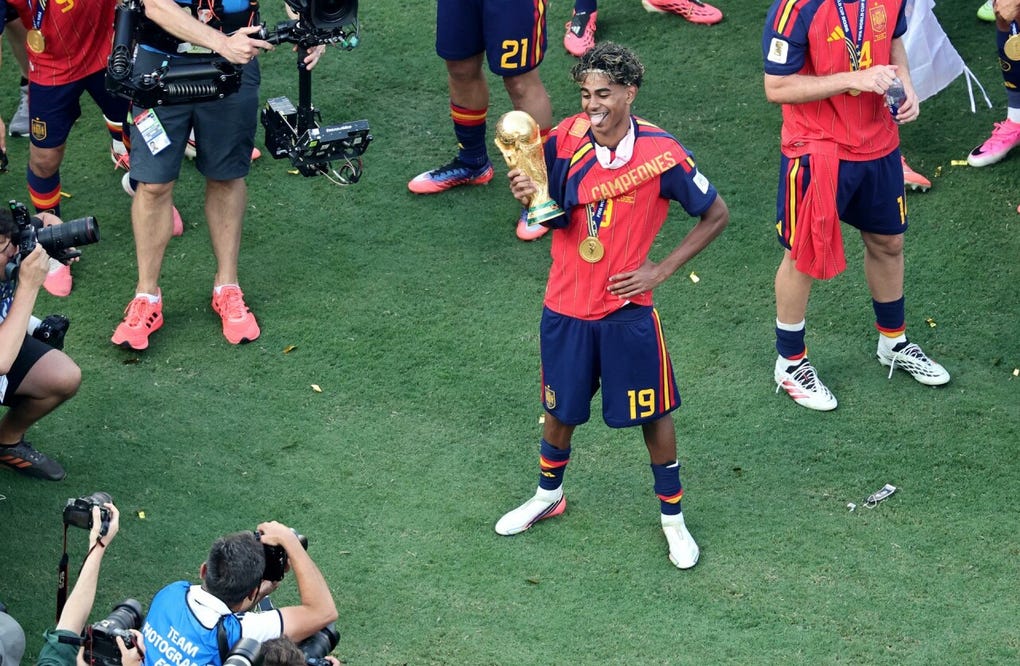 El joven talento español posa con el trofeo que soñó desde sus días en La Masía.