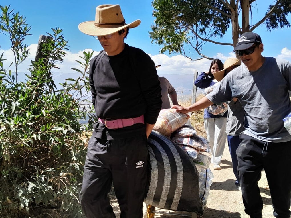 Personas llevan ayuda y la trasladan caminando largos tramos debido a accesos inadecuados.