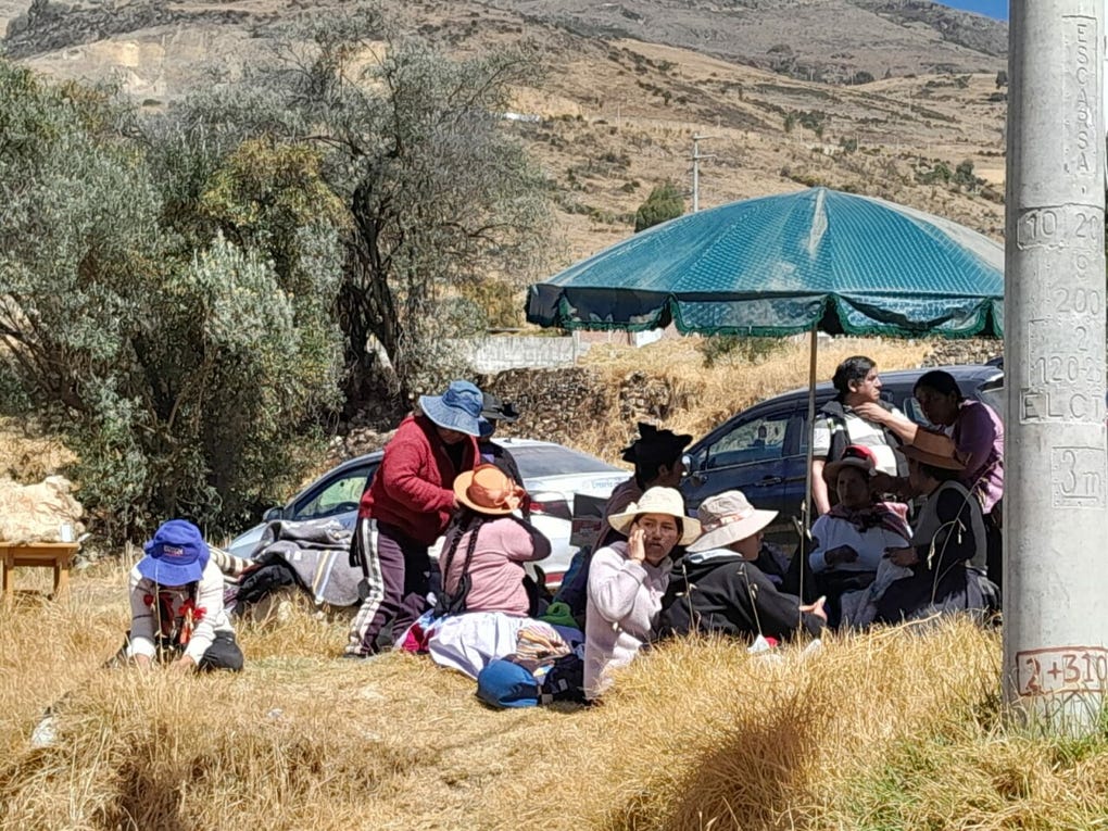 Algunas familias pasaron la noche en la calle por temor del colapso de sus casas.