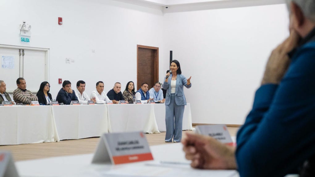 Keiko Fujimori reunida con los senadores y disputados electos de Fuerza Popular. 