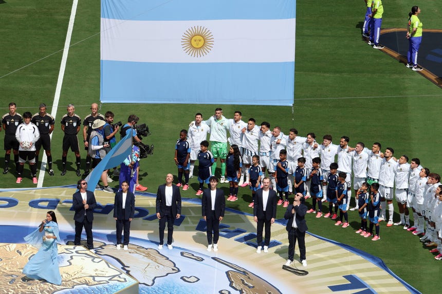La cantante argentina deslumbró con un vestido inspirado en la bandera albiceleste durante la final del Mundial 2026.