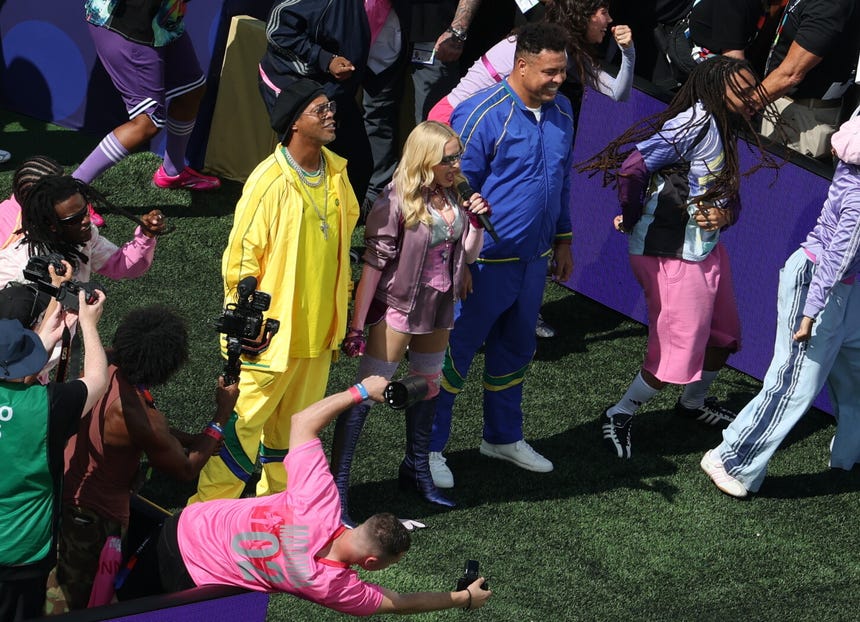Madonna abrió el primer show de medio tiempo en una final del Mundial con una espectacular interpretación de 'Music'.