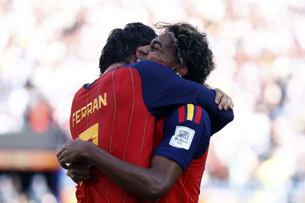 Con apenas 19 años, el extremo español celebra su primer Mundial con la Roja.