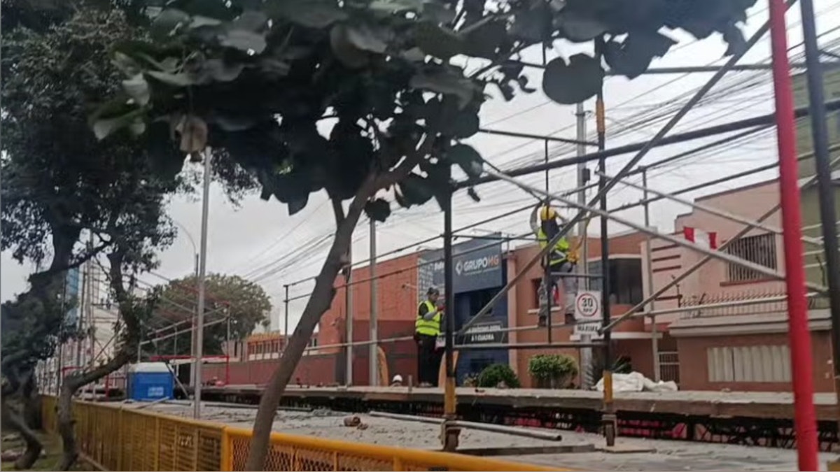 Instalación de estrados para la Gran Parada Militar restringe tránsito en la avenida Brasil y genera malestar entre vecinos y conductores