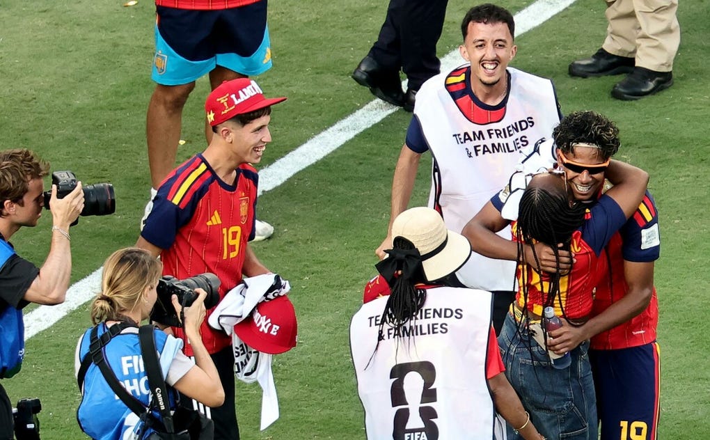 El abrazo con amigos y familiares.