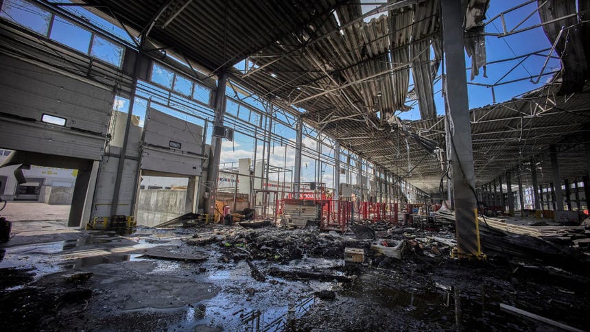 Los incendios afectaron vehículos, al menos dos edificios residenciales, un supermercado, un centro comercial y de ocio y una vivienda, informaron el alcalde de Kiev y la administración militar de la capital.