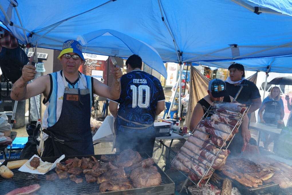 No podía faltar la parrilla argentina de parte de los hinchas albicelestes.