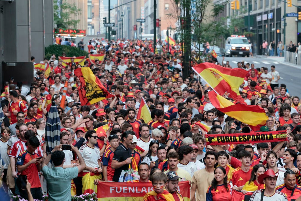 Una marea de fanáticos de España sueñan con ganar el Mundial por segunda vez.