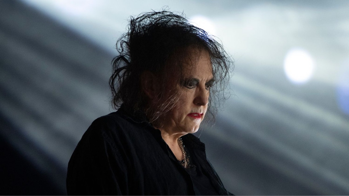 "Pan y circo": Robert Smith, líder de The Cure, estalla contra el histórico show de medio tiempo del Mundial 2026