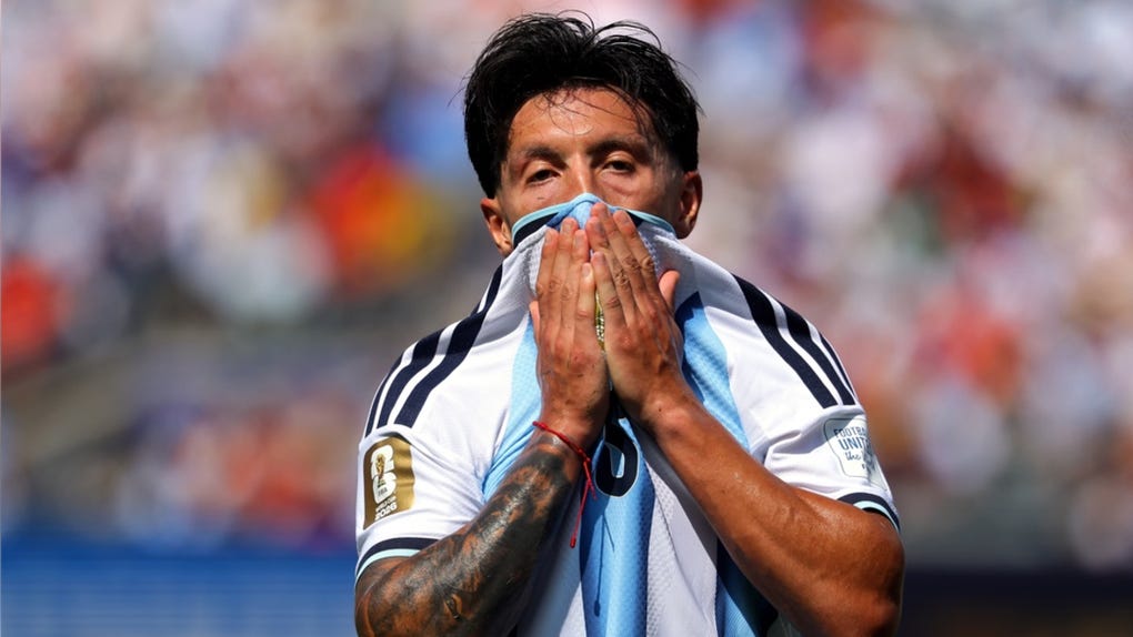 Lisandro Martinez de Argentina se lamenta por su lesión.