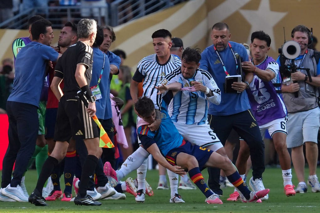 Leandro Paredes empuja a Gavi finalizado el encuentro por la final del Mundial 2026.