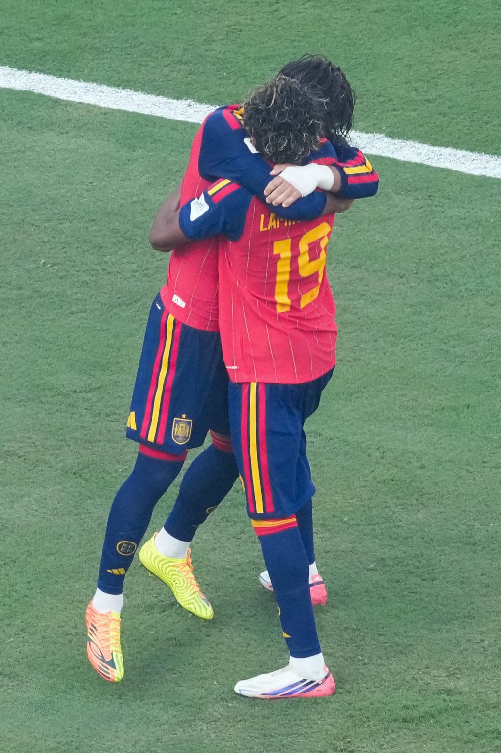 El abrazo con los compañeros