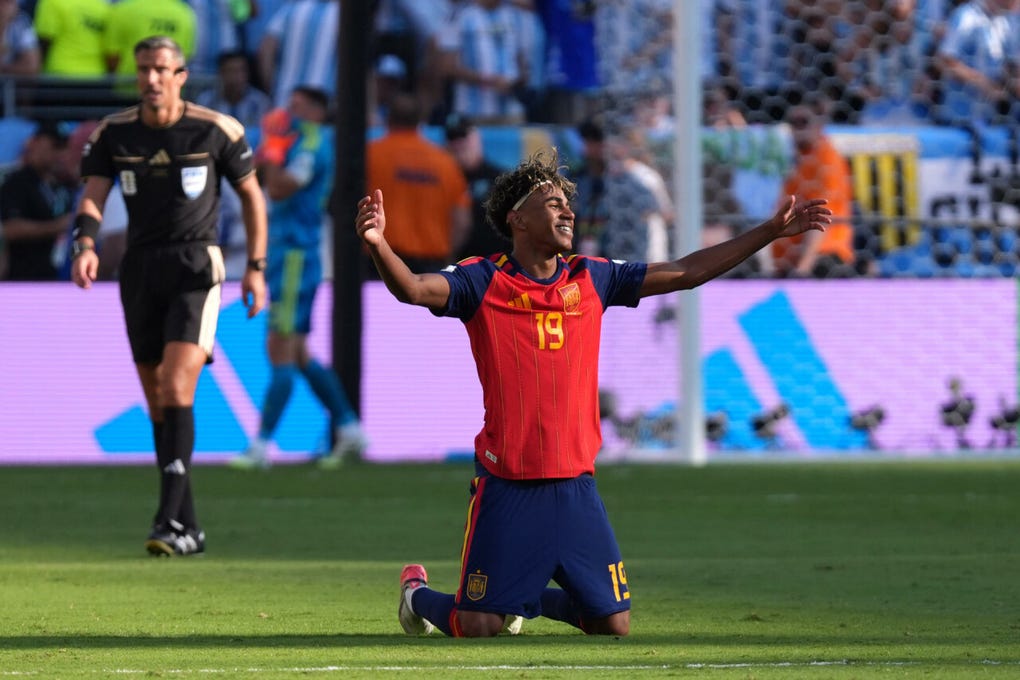 Lamine Yamal disfruta cada instante de una celebración que quedará para la historia.
