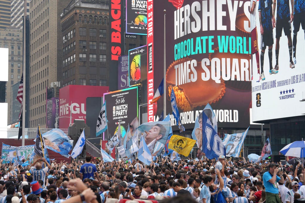 Una panorámica de lo que ofrecen los hinchas de la Selección de Argentina.