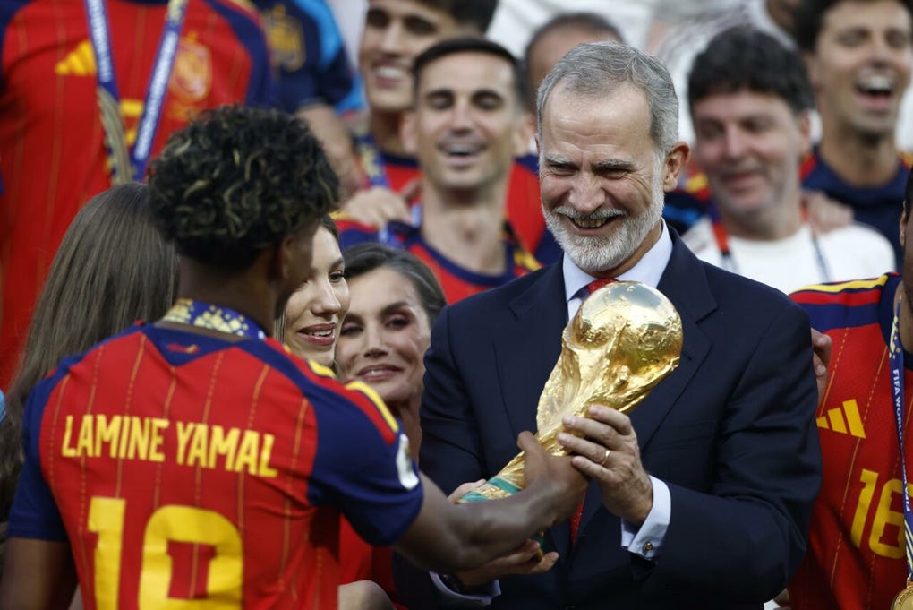 Lamine Yamal con el Rey de España.