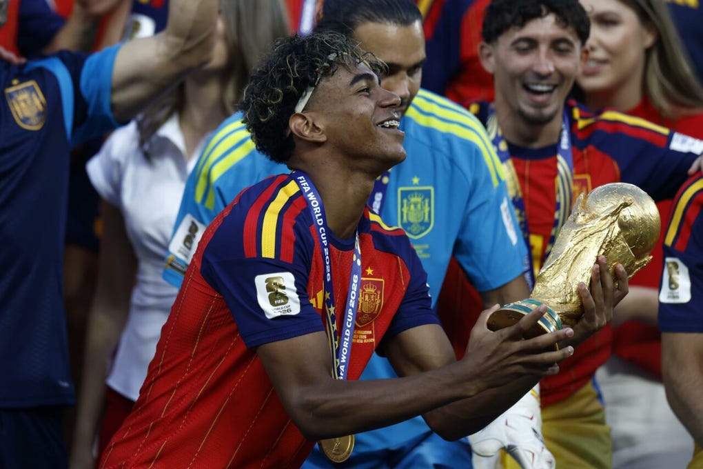 Lamine Yamal con la Copa del Mundo tras conquistar el mayor título de su carrera.