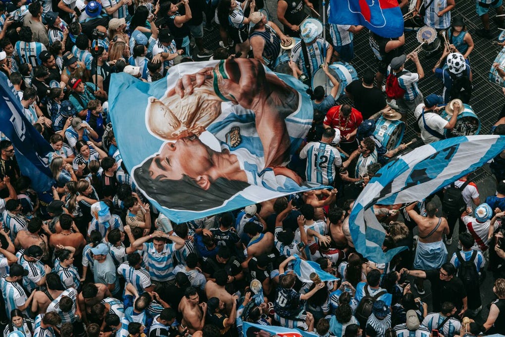 Diego Maradona dice presente en el fervor argentino.