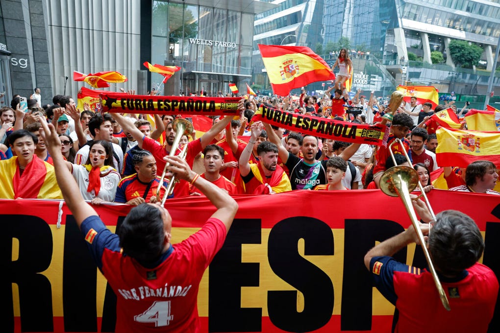 Las trompetas y cánticos son protagonutas en los hinchas españoles.