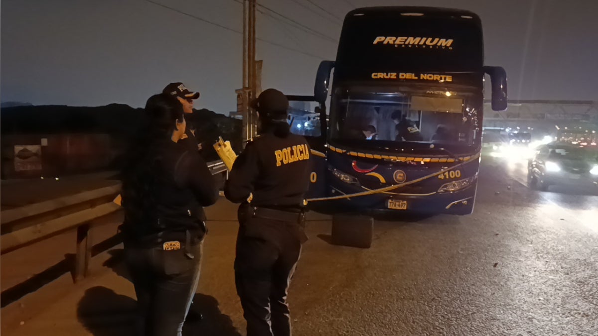 Conductor resultó herido tras ataque a bus de la empresa Cruz del Norte en Puente Piedra