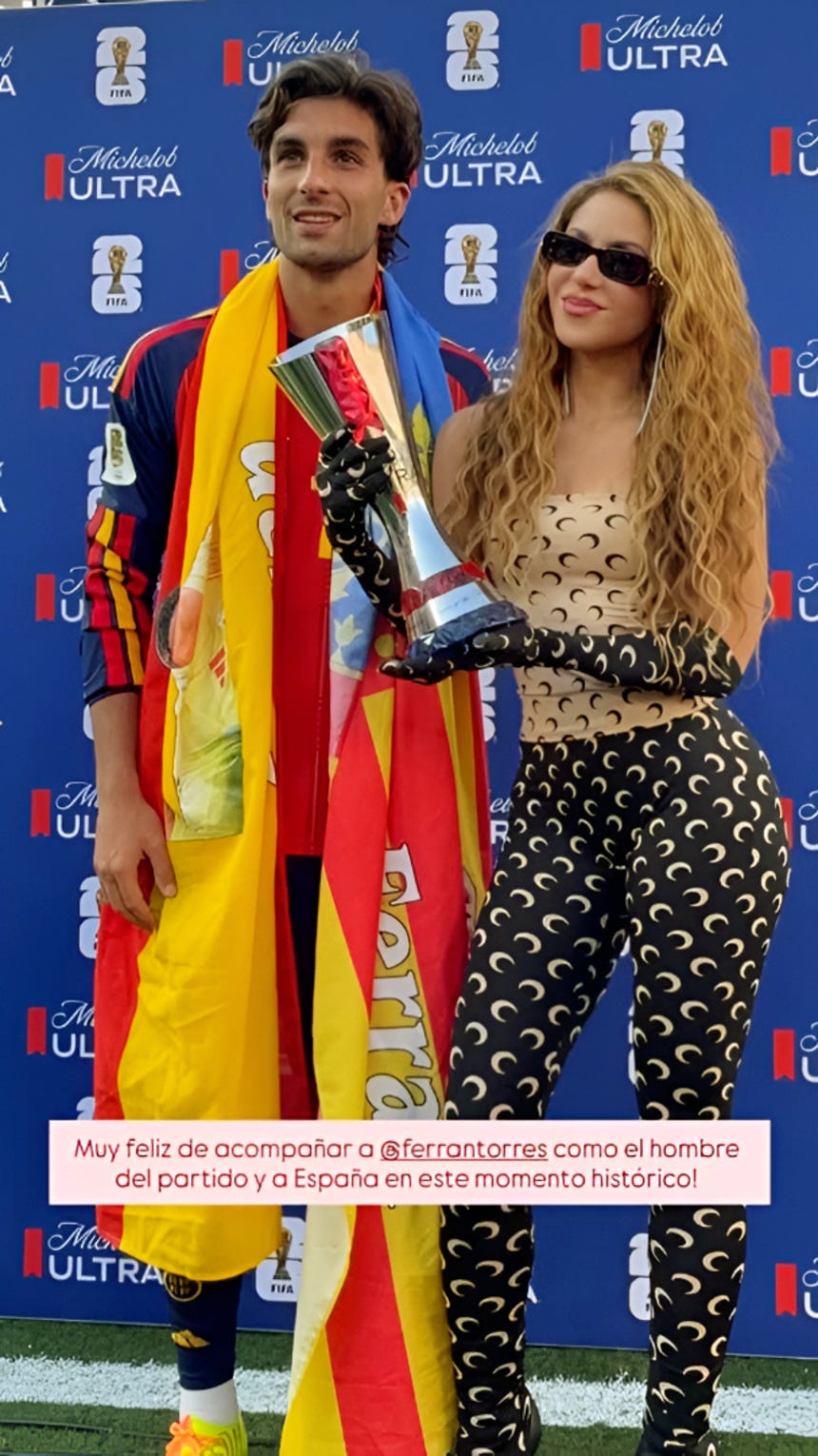Shakira con el español Ferran Torres, elegido mejor jugador en la final del Mundial 2026.