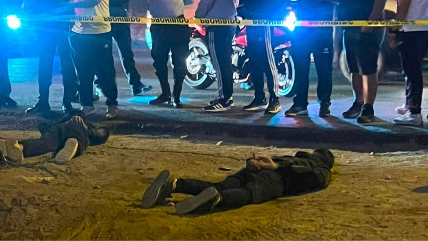 A los detenidos se les incautó un arma de fuego, que será sometida a pericias por parte de las autoridades policiales.