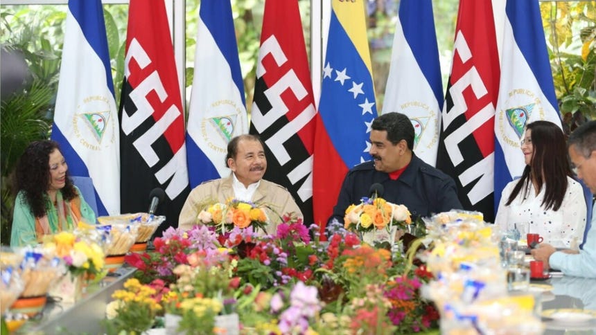Daniel Ortega y Rosario Murillo con el ahora encarcelado Nicolás Maduro, durante un encuentro bilateral. 