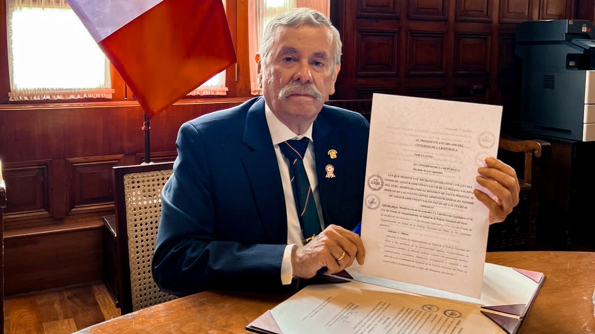Presidente del Congreso promulgó ley que excluye a policías y militares de la justicia ordinaria en casos de delitos de función