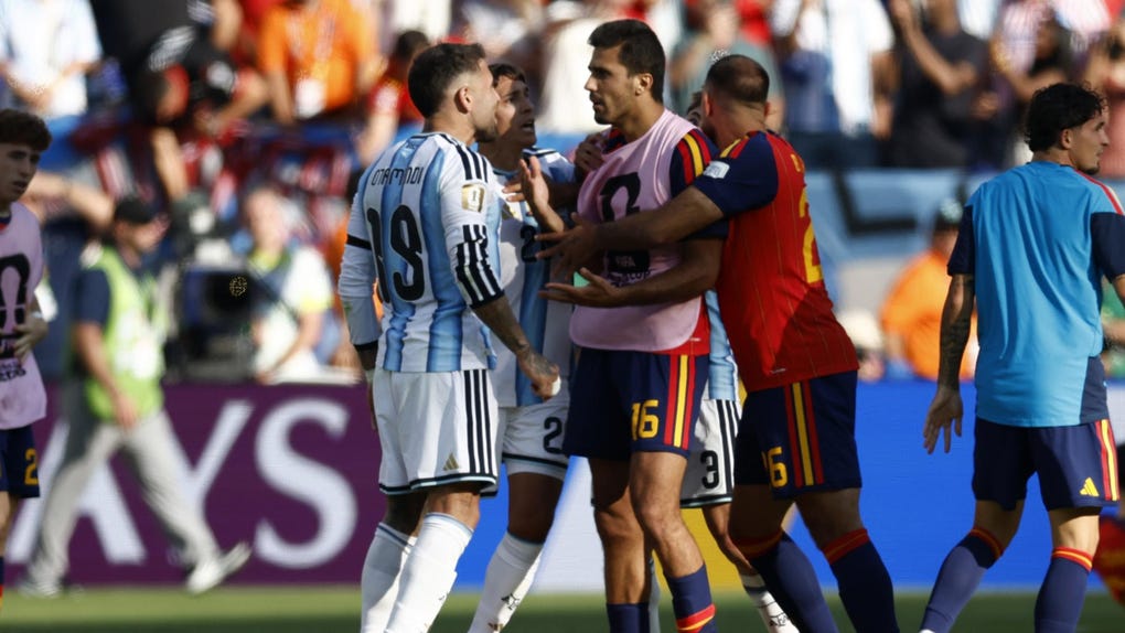 Nicolas Otamendi y Rodri se enfrentan tras la final del Mundial.