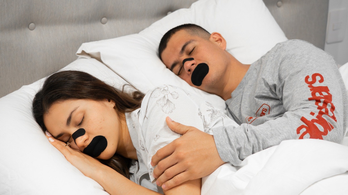¿Tu pareja dice que roncas? Esta podría ser la solución para dormir mejor