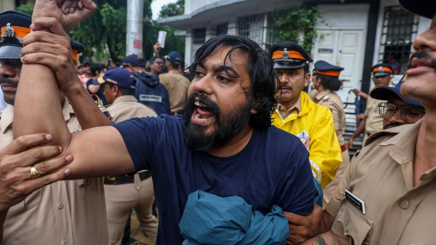 Miles de estudiantes, seguidores del Partido de las Cucarachas, se movilizaron en Nueva Delhi contra el gobierno.