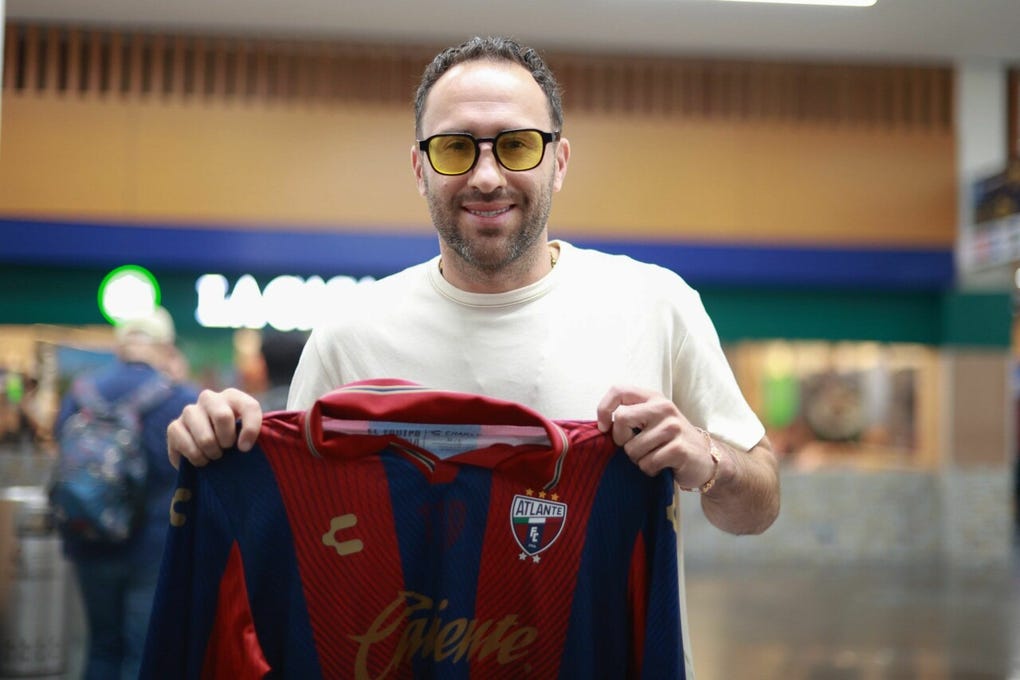 El guardameta David Ospina, uno de los 26 convocados por Colombia para el Mundial 2026, fue presentado este lunes como nuevo refuerzo del Atlante mexicano, que se prepara para el torneo Apertura.