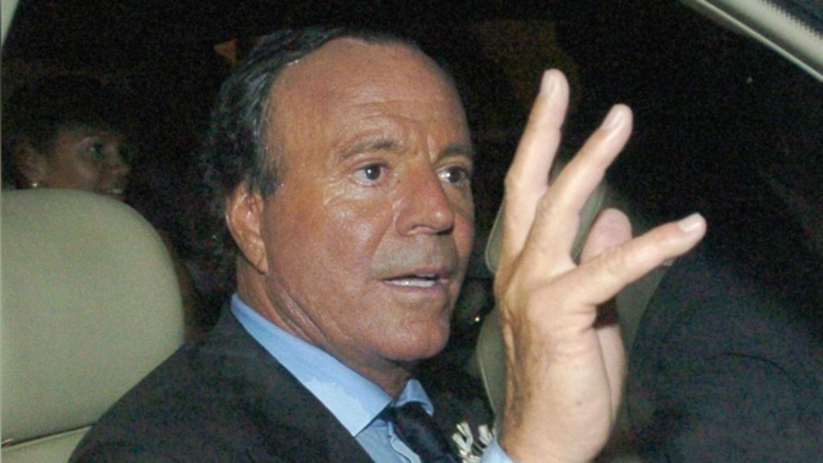 Julio Iglesias demanda a vicepresidenta española por sus declaraciones sobre las denuncias de sus exempleadas