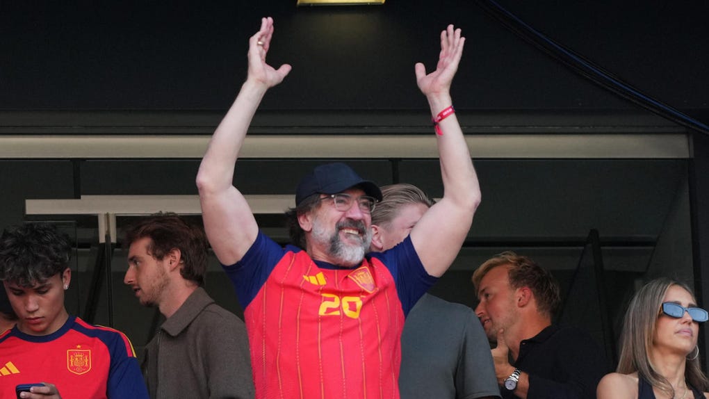 El actor español Javier Bardem celebra el triunfo de su equipo en el partido de la final del Mundial de la FIFA 2026.