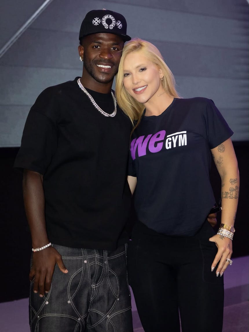 Vinicius Jr. y Virginia Fonseca posando juntos.