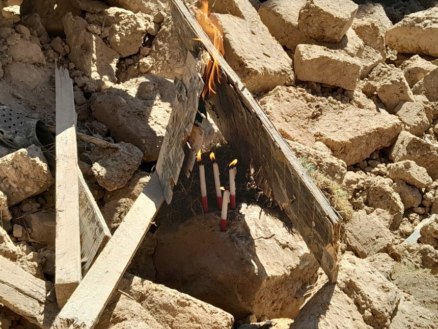  Vecinos colocaron velas en las casas de las personas fallecidas.