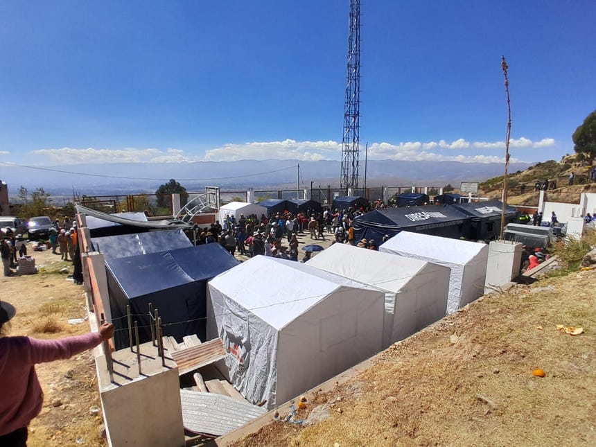La ayuda humanitaria y las carpas se han instalado en una losa deportiva. 
