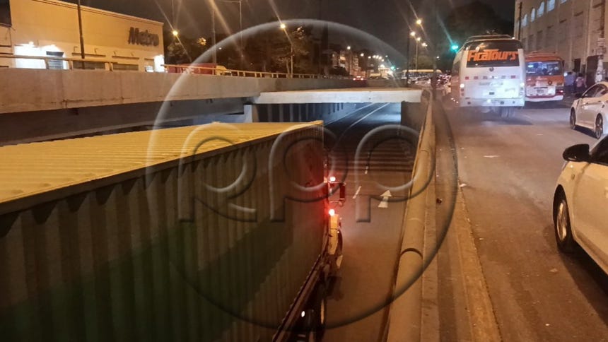 El conductor del tráiler intentó entrar por el paso a desnivel, pero se dio cuenta de que no iba a poder pasar.