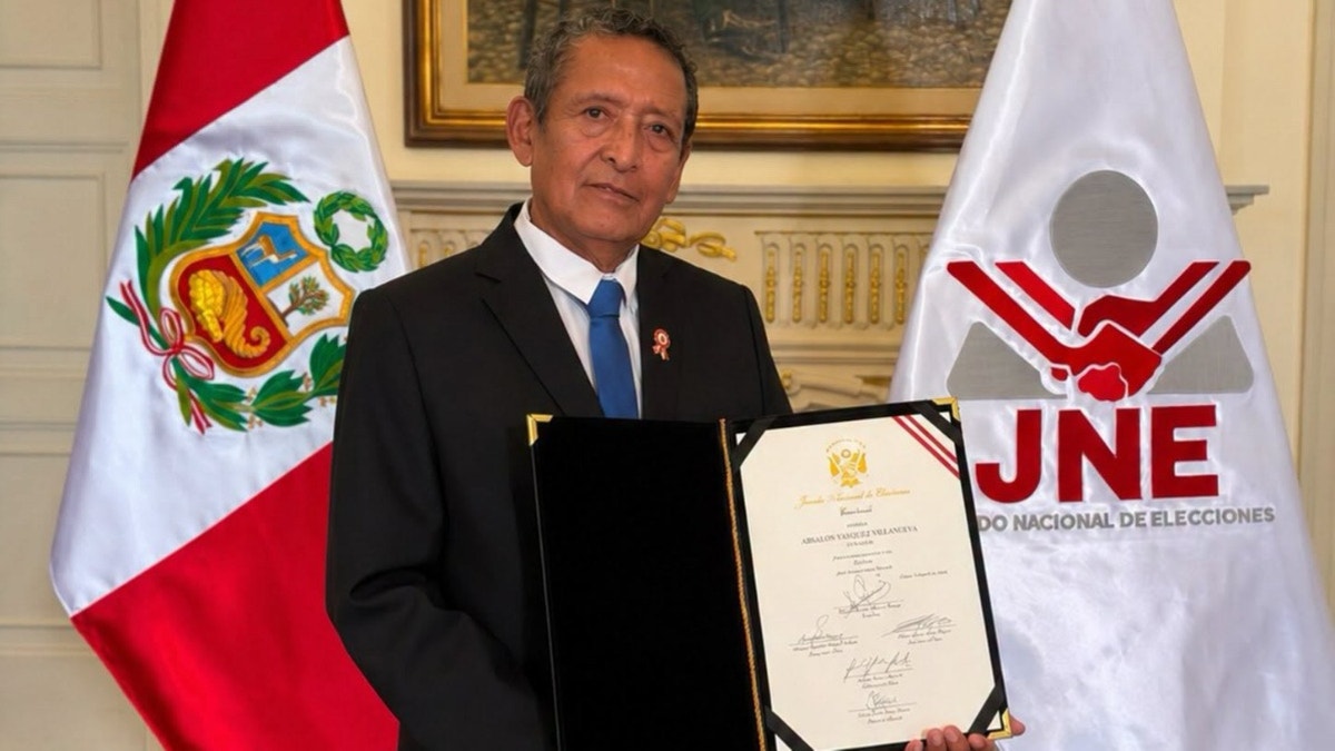 JNE entrega credencial de senador a Absalón Vásquez tras renuncia de Rafael López Aliaga al cargo