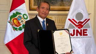 JNE entrega credencial de senador a Absalón Vásquez tras renuncia de Rafael López Aliaga al cargo