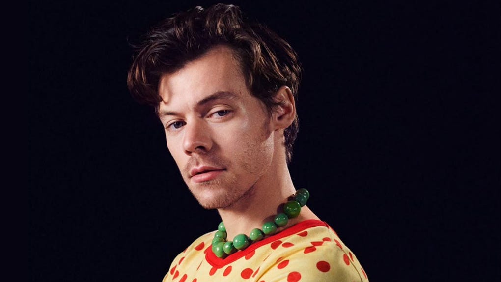 Harry Styles, nacido el 1 de febrero de 1994, ha evolucionado de ser integrante de One Direction a un ícono global de la música, el cine y la moda.
