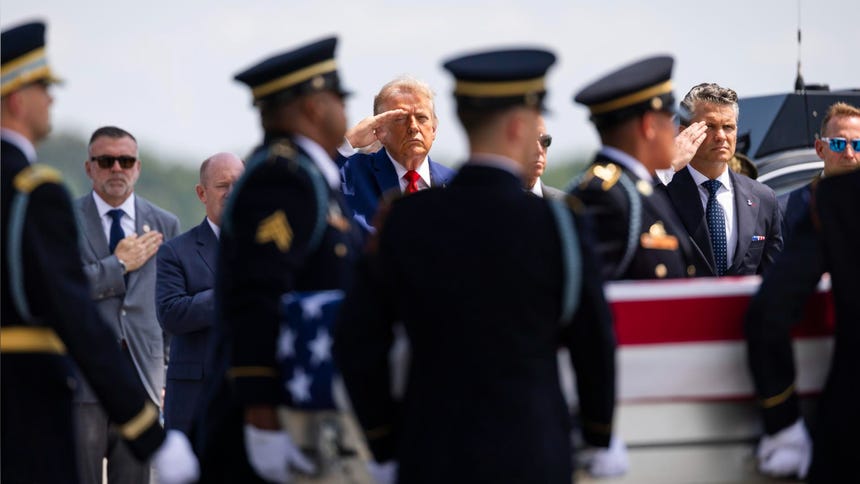 Donald Trump y el secretario de Defensa Pete Hegseth saludan ante los restos de dos militares estadounidenses fallecidos en Medio Oriente. 