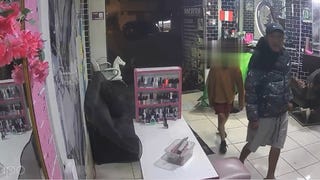 Arequipa: cámaras captan a hombre que habría utilizado a un menor para robar S/ 3 500 y objetos de valor de una barbería