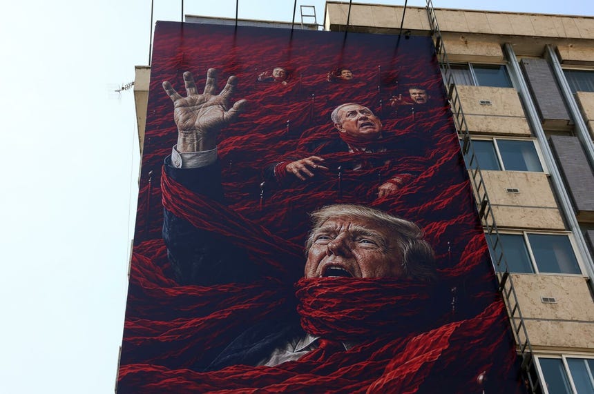 Una enorme valla publicitaria antiestadounidense e israelí con la imagen de Donald Trump y el primer ministro israelí Netanyahu en un edificio en Teherán, Irán.