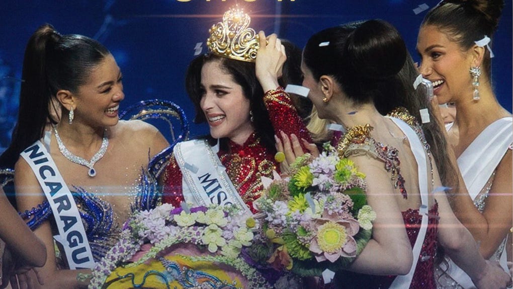 La actual Miss Universo es Fátima Bosch, una modelo y diseñadora de moda mexicana originaria de Tabasco.