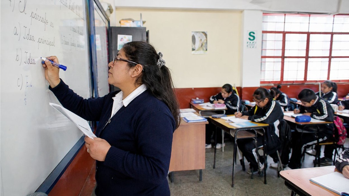 Docentes y auxiliares de educación recibirán un bono extraordinario de S/ 487: más de 434,000 serán beneficiados