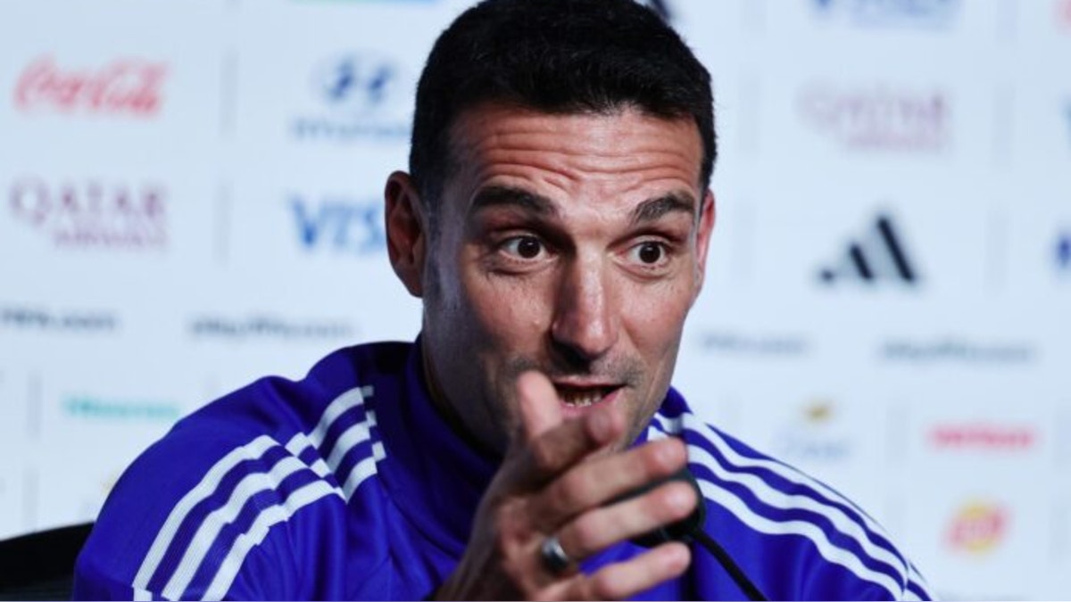 Lionel Scaloni recibe una 'Scaloneta' de regalo al volver a Argentina tras el Mundial 2026