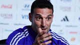 Lionel Scaloni recibe una 'Scaloneta' de regalo al volver a Argentina tras el Mundial 2026