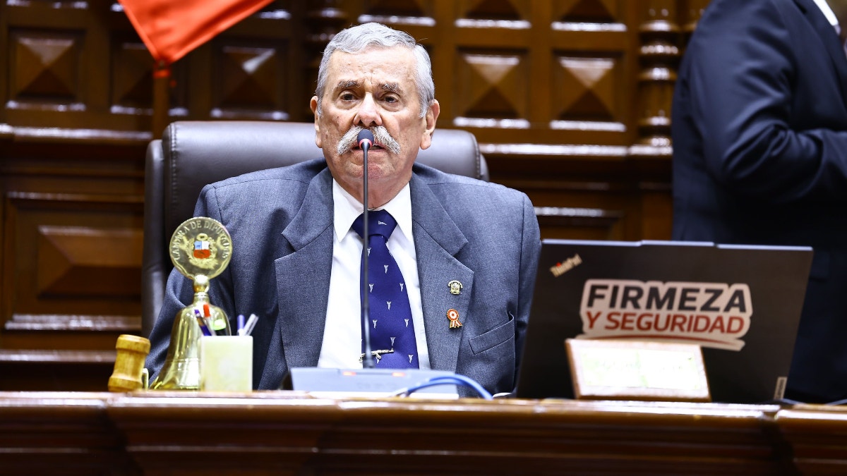 Fernando Rospigliosi pide a Vladimir Cerrón que se ponga a derecho luego de que TC anulara orden de prisión preventiva